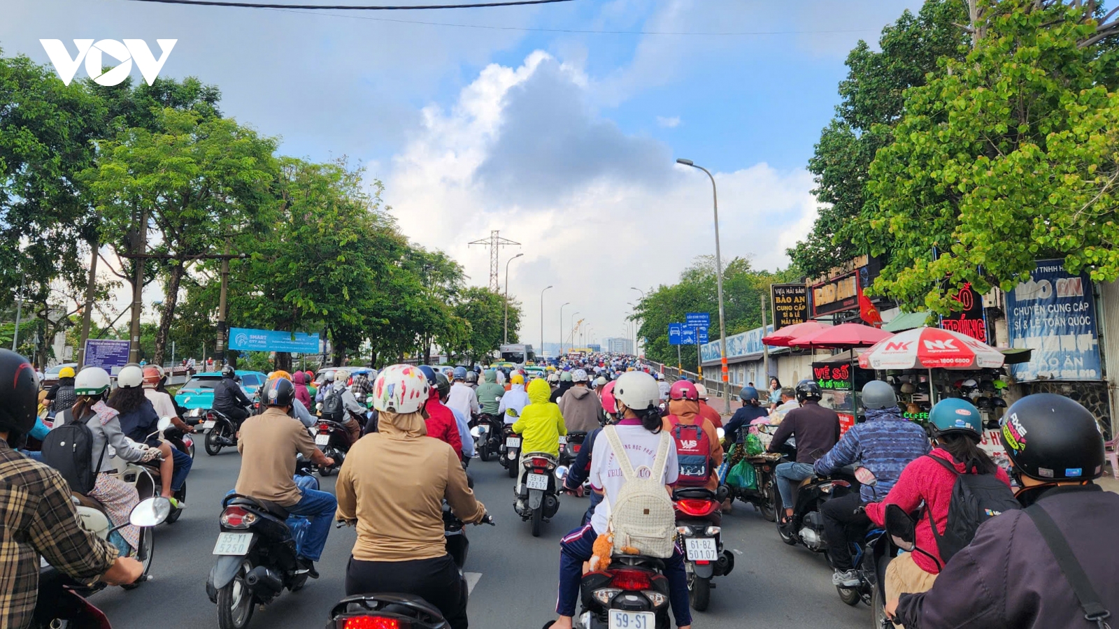 Giao thông TP.HCM đông đúc ngày đầu tuần