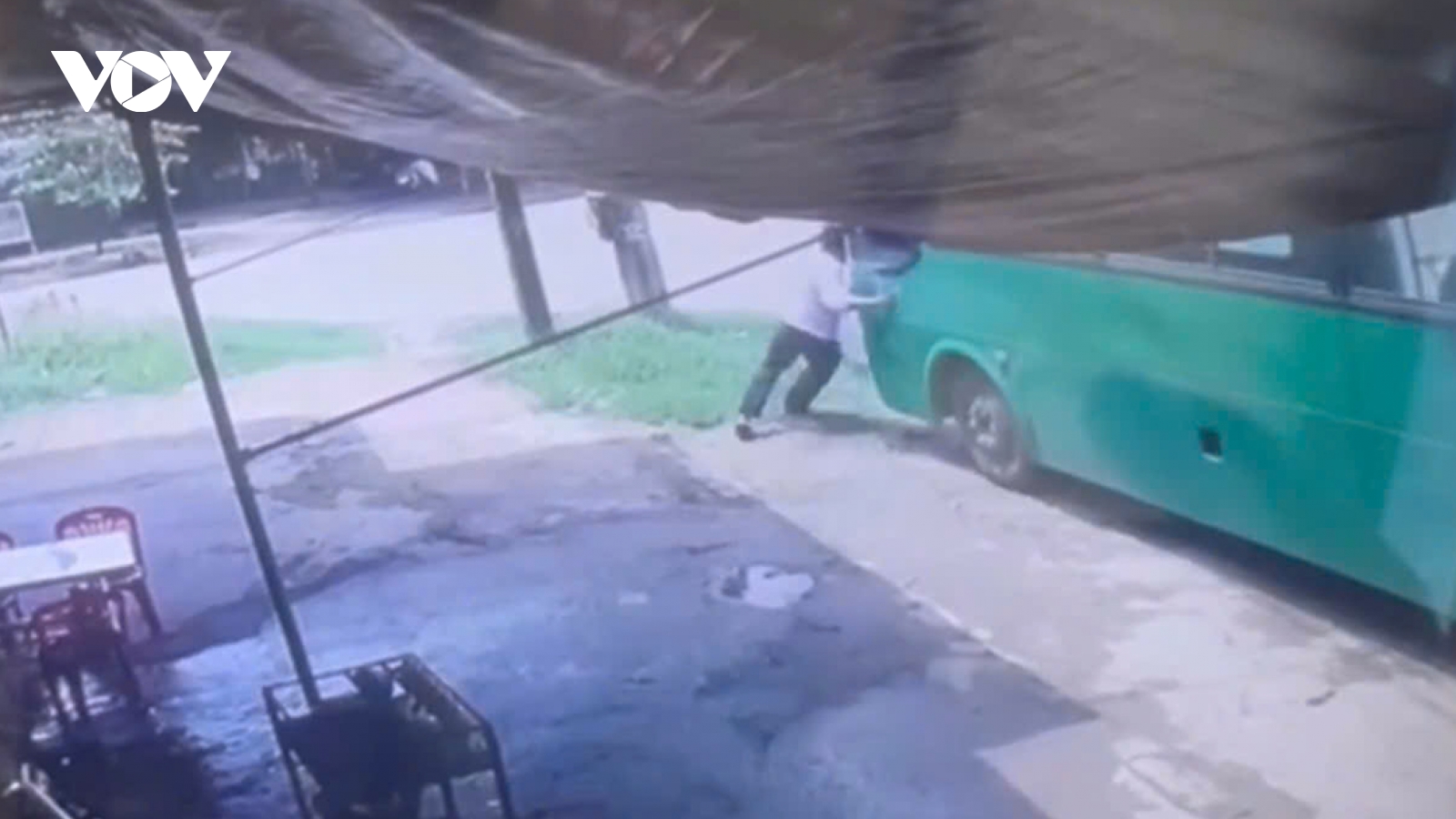 Người đàn ông ở Quảng Ngãi tử vong khi cố ngăn xe buýt trôi