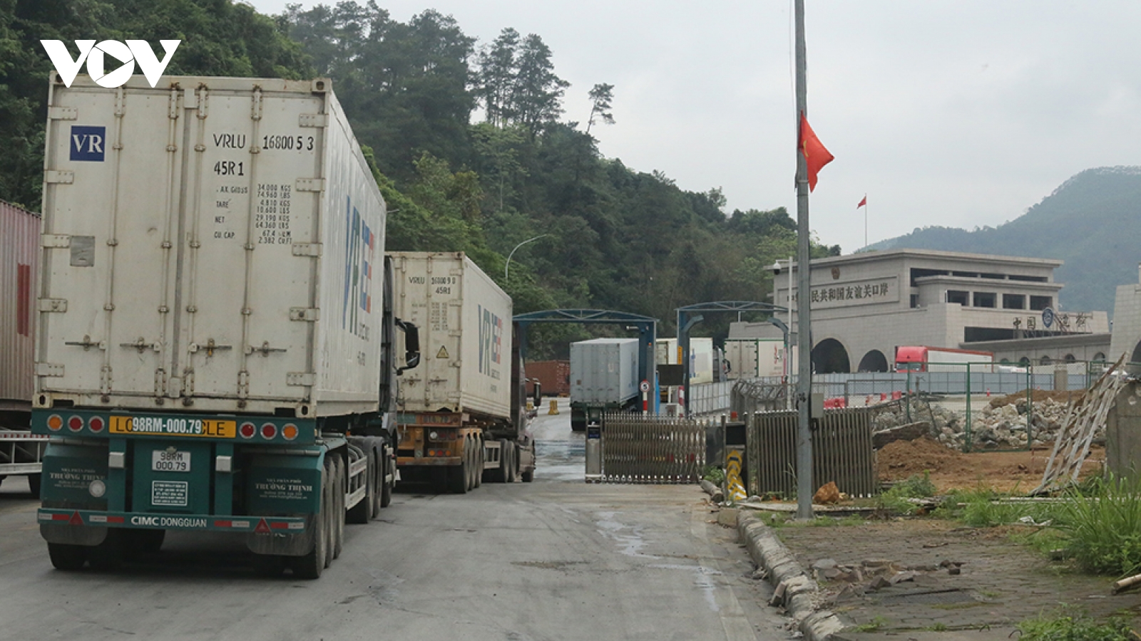 Dịp nghỉ lễ, vẫn có hơn 6.500 phương tiện chở hàng được thông quan tại Lạng Sơn