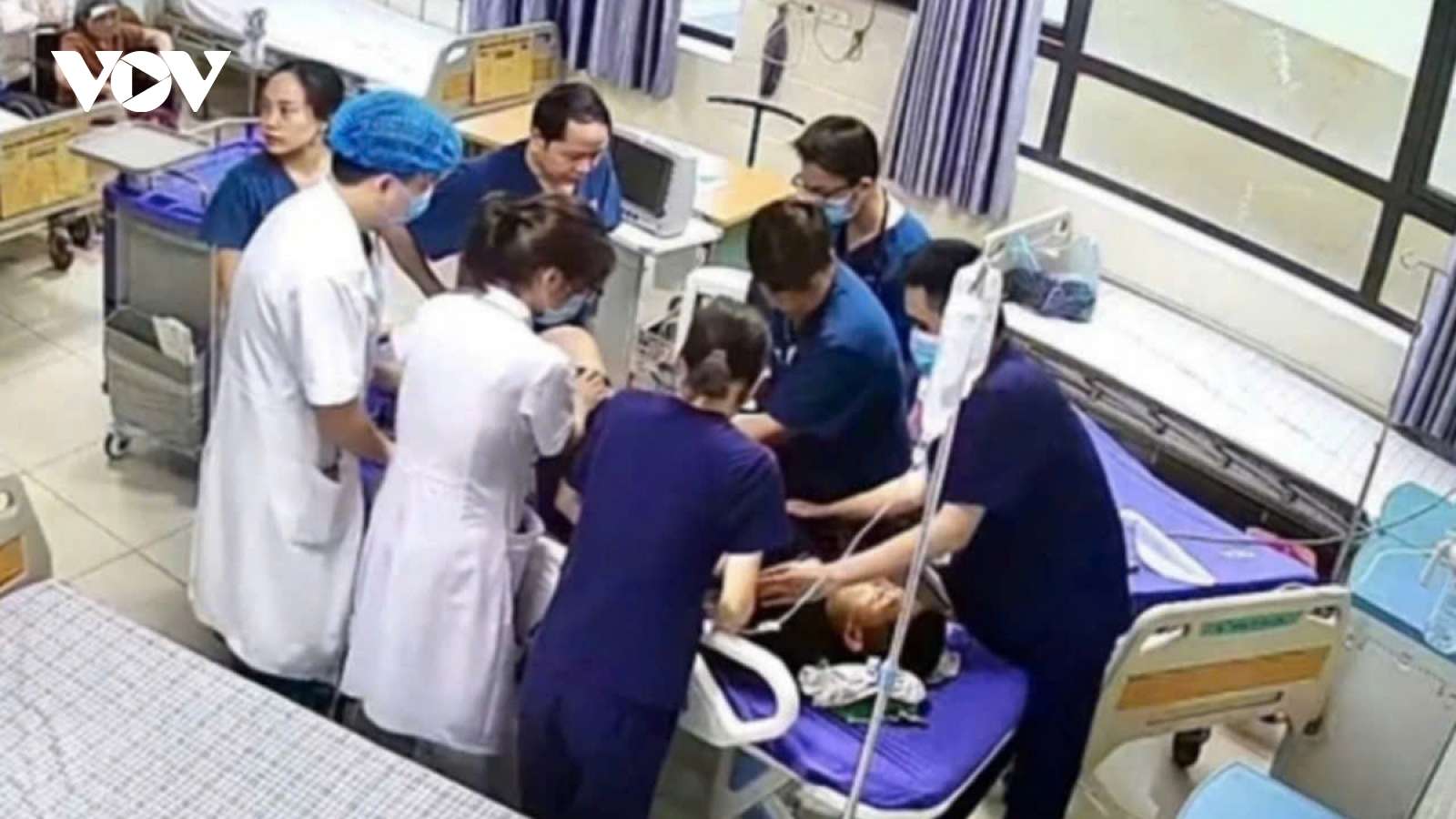 Khen thưởng ê kíp y bác sĩ bị hành hung vẫn ép tim cứu trẻ