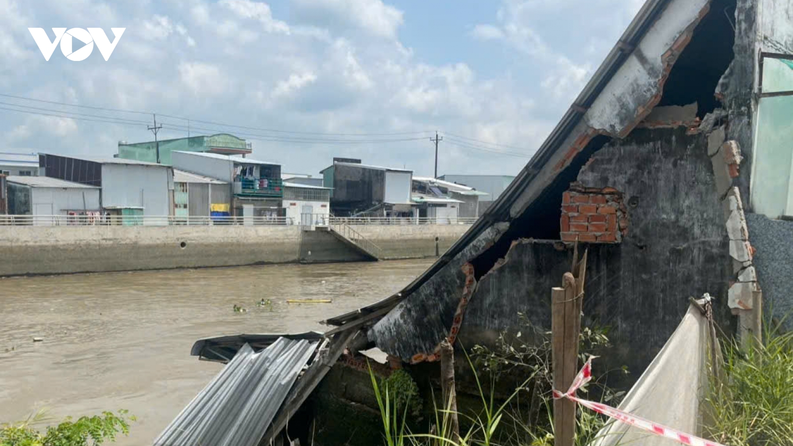 Hậu Giang liên tiếp xảy ra sạt lở đất bờ sông tại huyện Châu Thành