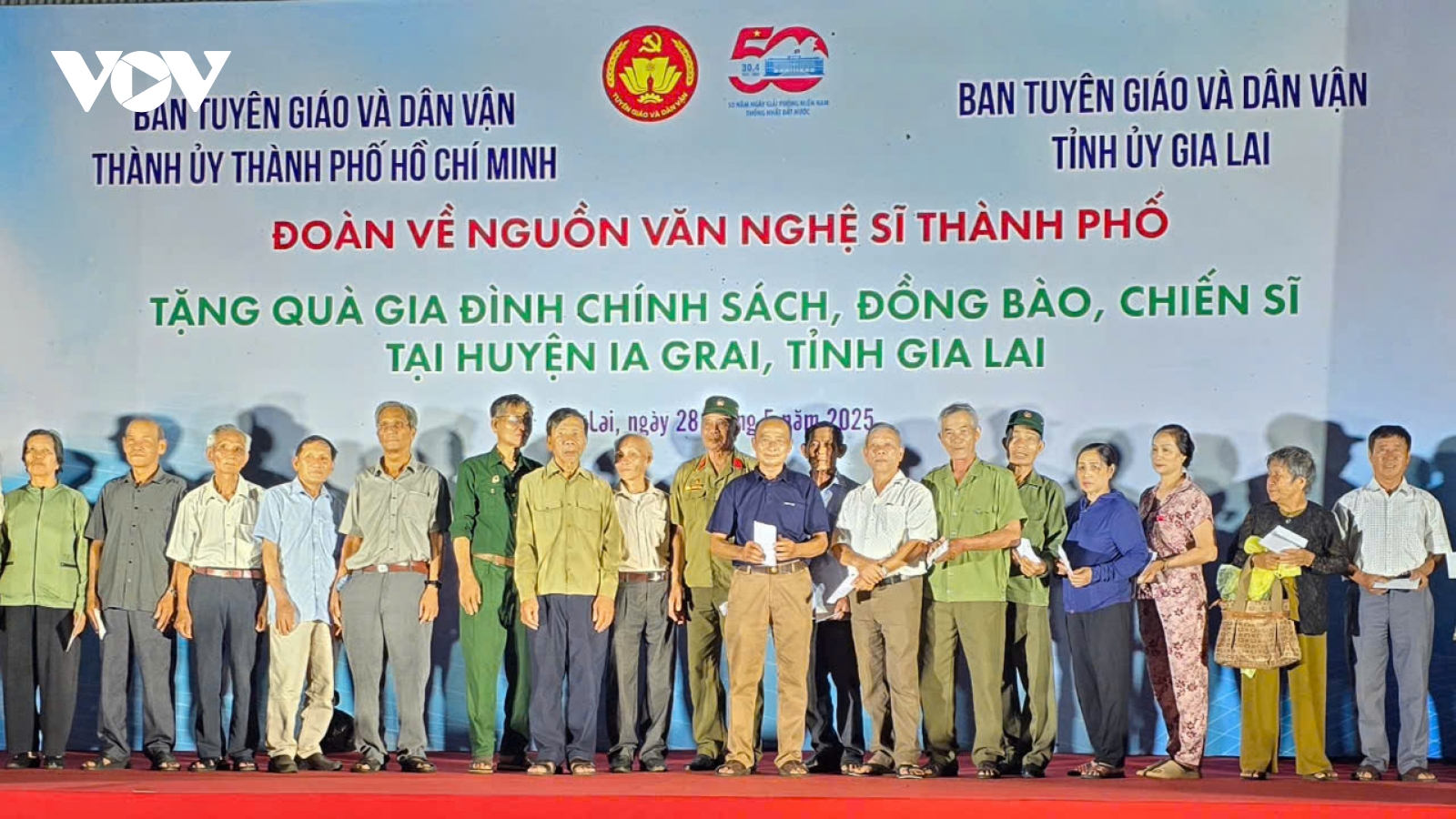 Đoàn công tác TP.HCM tặng quà, biểu diễn văn nghệ tại Gia Lai