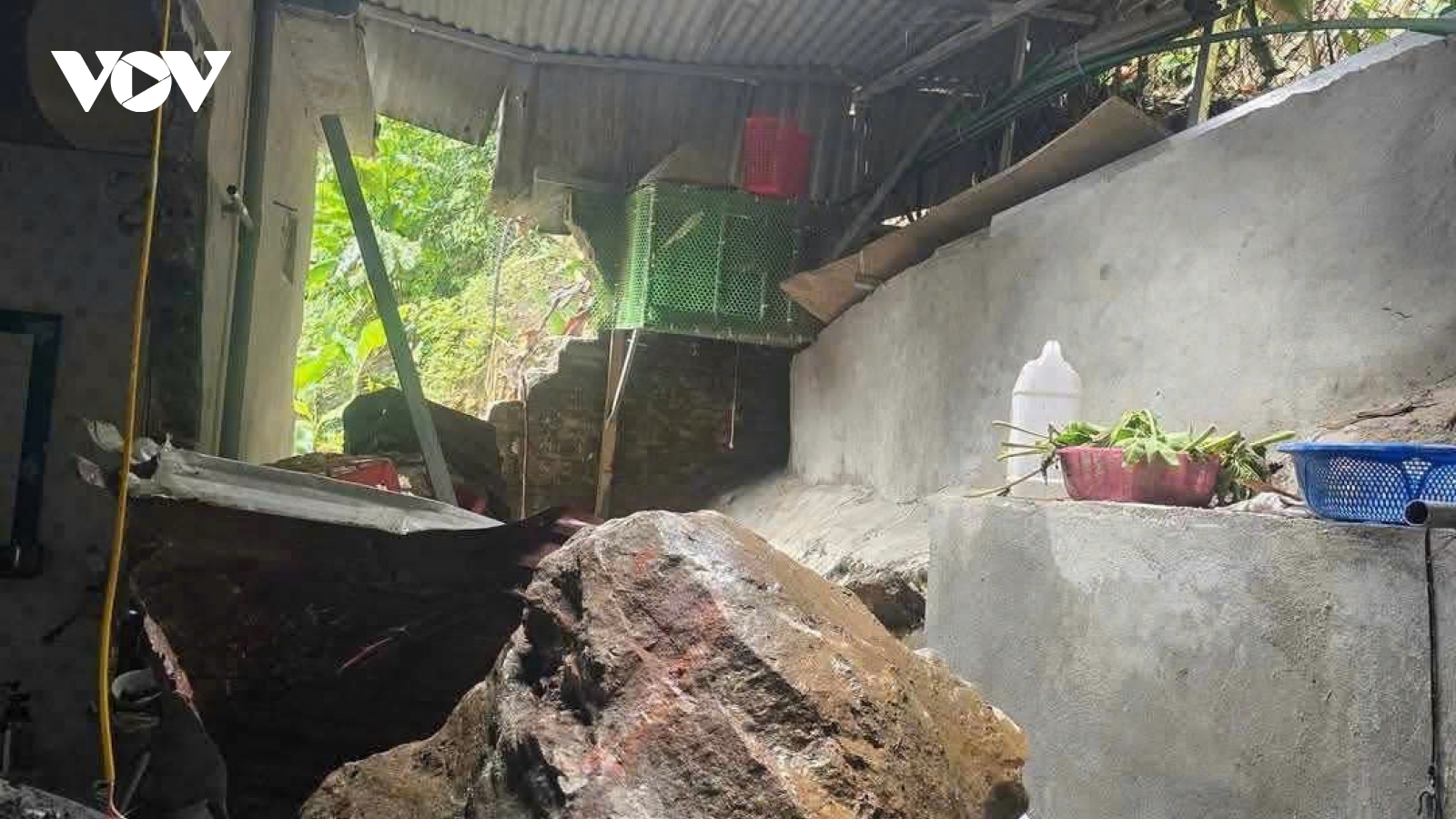 Mưa kéo dài, đá to từ trên núi lăn xuống nhà dân ở Yên Bái