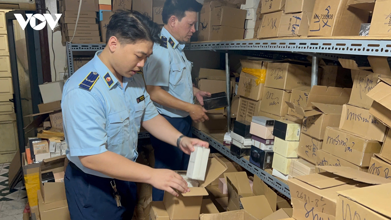 Phát hiện kho nước hoa nghi giả thương hiệu nổi tiếng giữa phố cổ Hà Nội