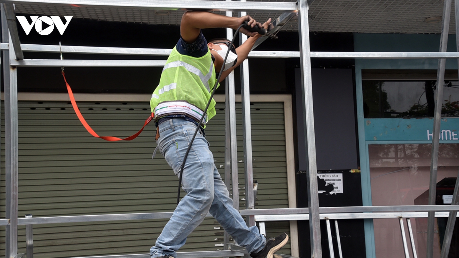 Công nhân dựng rào che, chuẩn bị phá dỡ tòa nhà "Hàm cá mập"