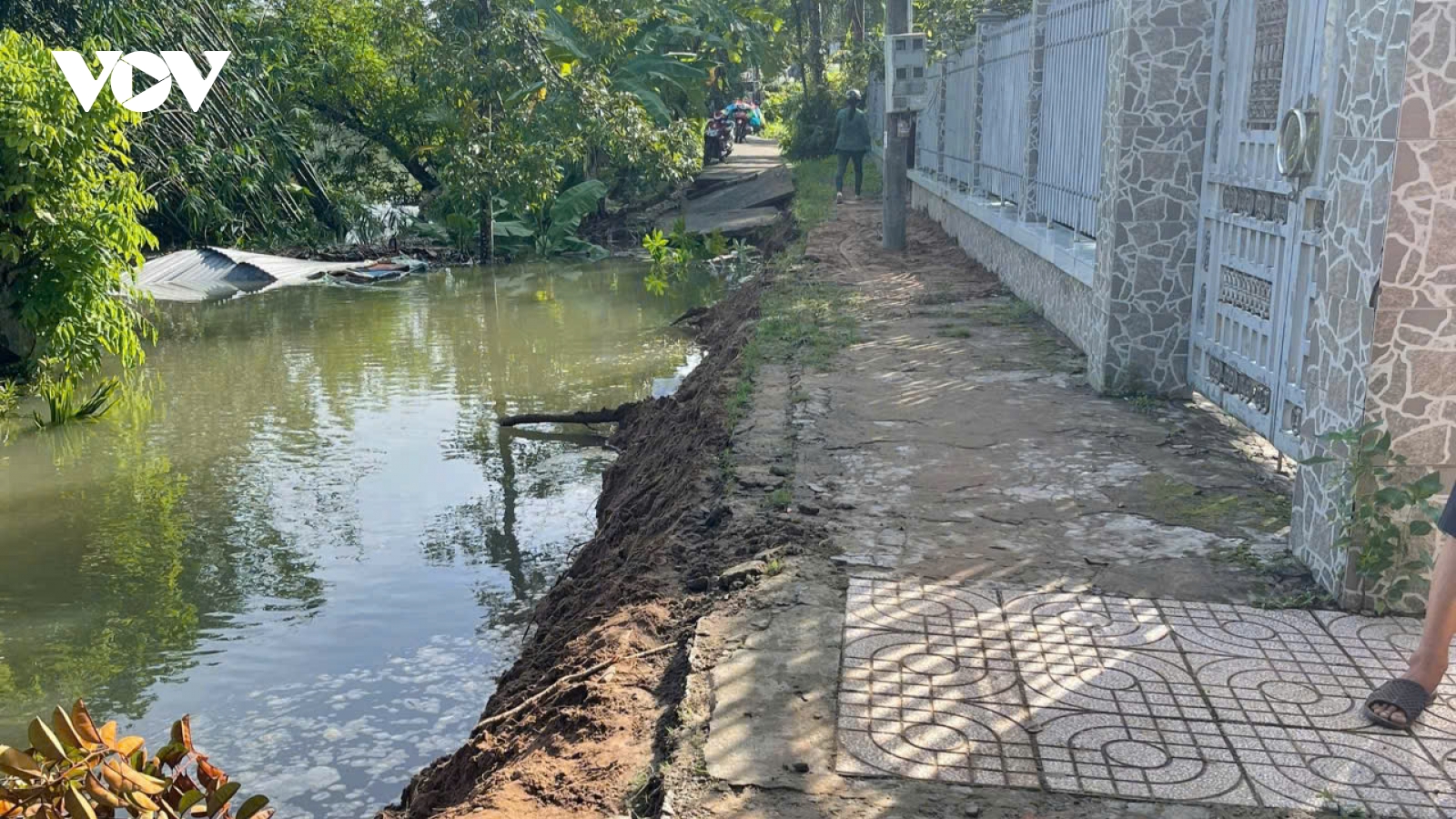 Sạt lở tại Hậu Giang kéo gần 350m² đất xuống sông