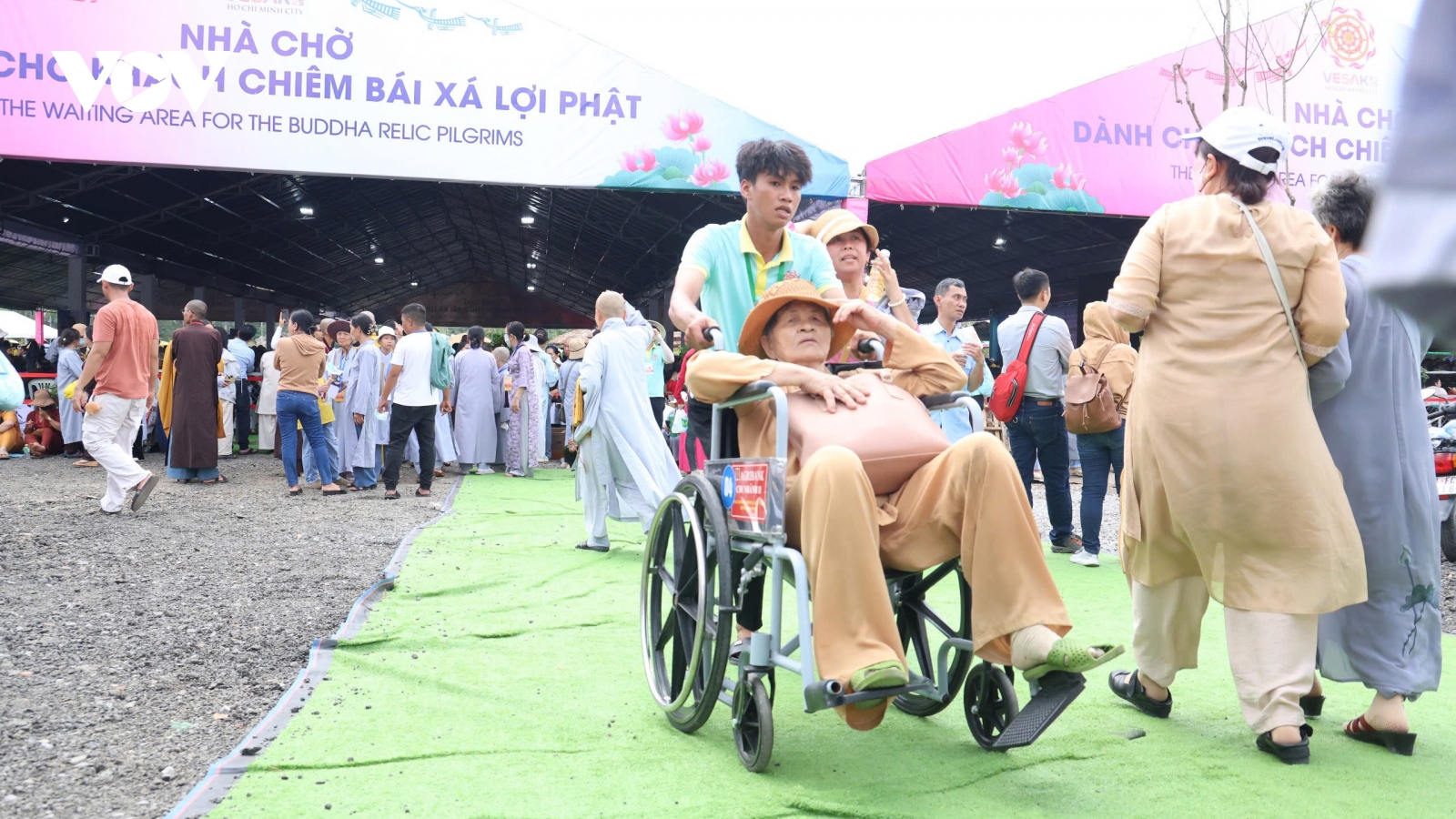 Nét đẹp tình nguyện viên tận tâm phụng sự ở Đại lễ Vesak 2025