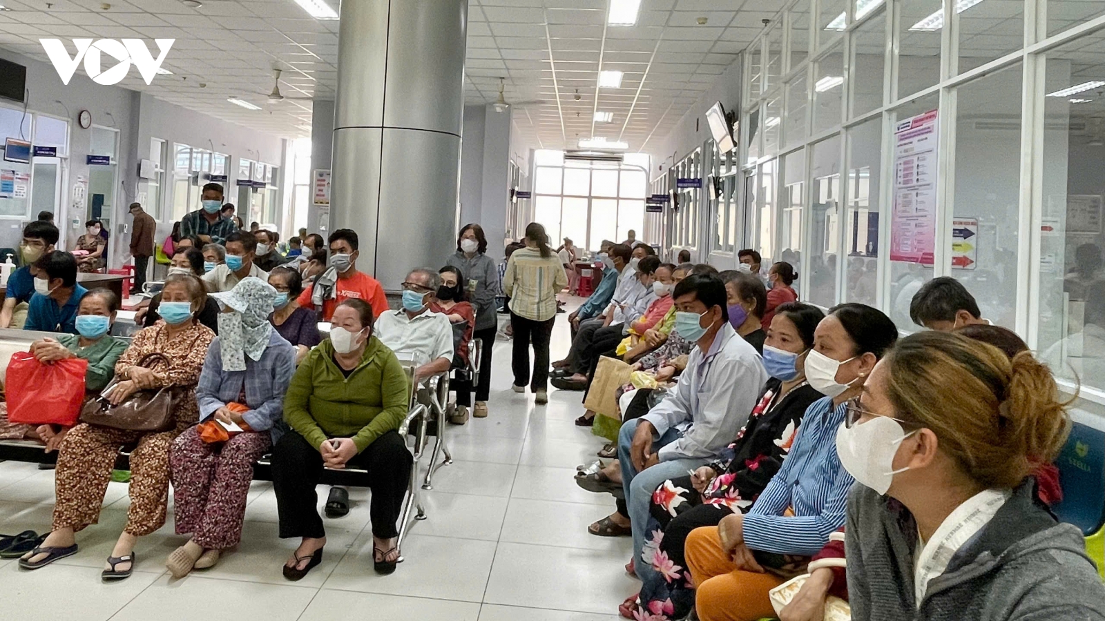 Nhiều bệnh viện ở TP.HCM quá tải, người bệnh BHYT vật vã chờ đợi