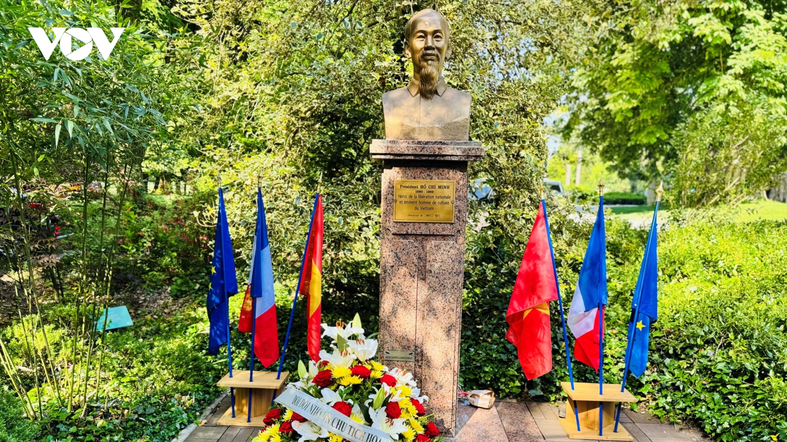 Dâng hoa tưởng niệm Chủ tịch Hồ Chí Minh tại Montreuil, Pháp