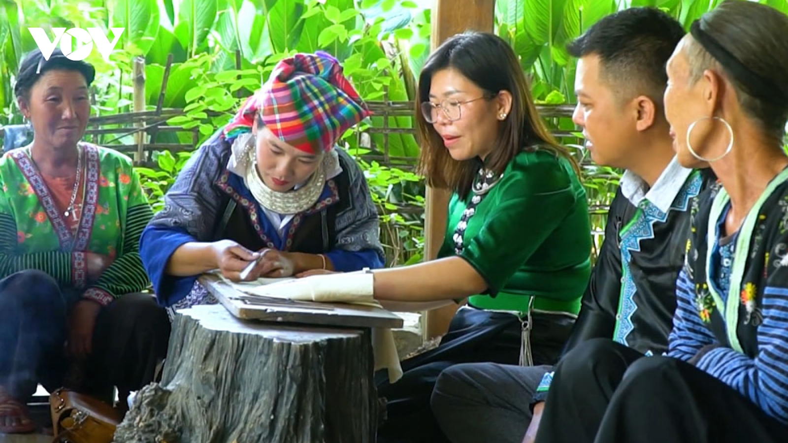 Vẽ sáp ong trên vải - trải nghiệm thu hút khách du lịch ở Lai Châu