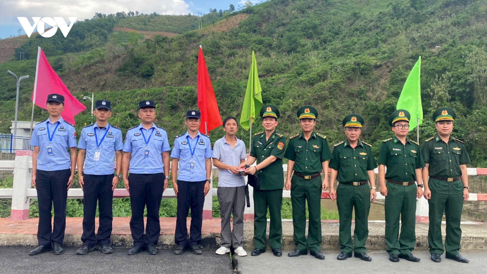 Cán bộ biên phòng Lai Châu trả lại đồ đánh rơi cho du khách Trung Quốc