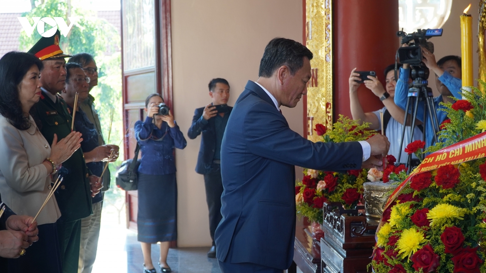 Cộng đồng người Việt tại Lào dâng hương tưởng niệm Chủ tịch Hồ Chí Minh