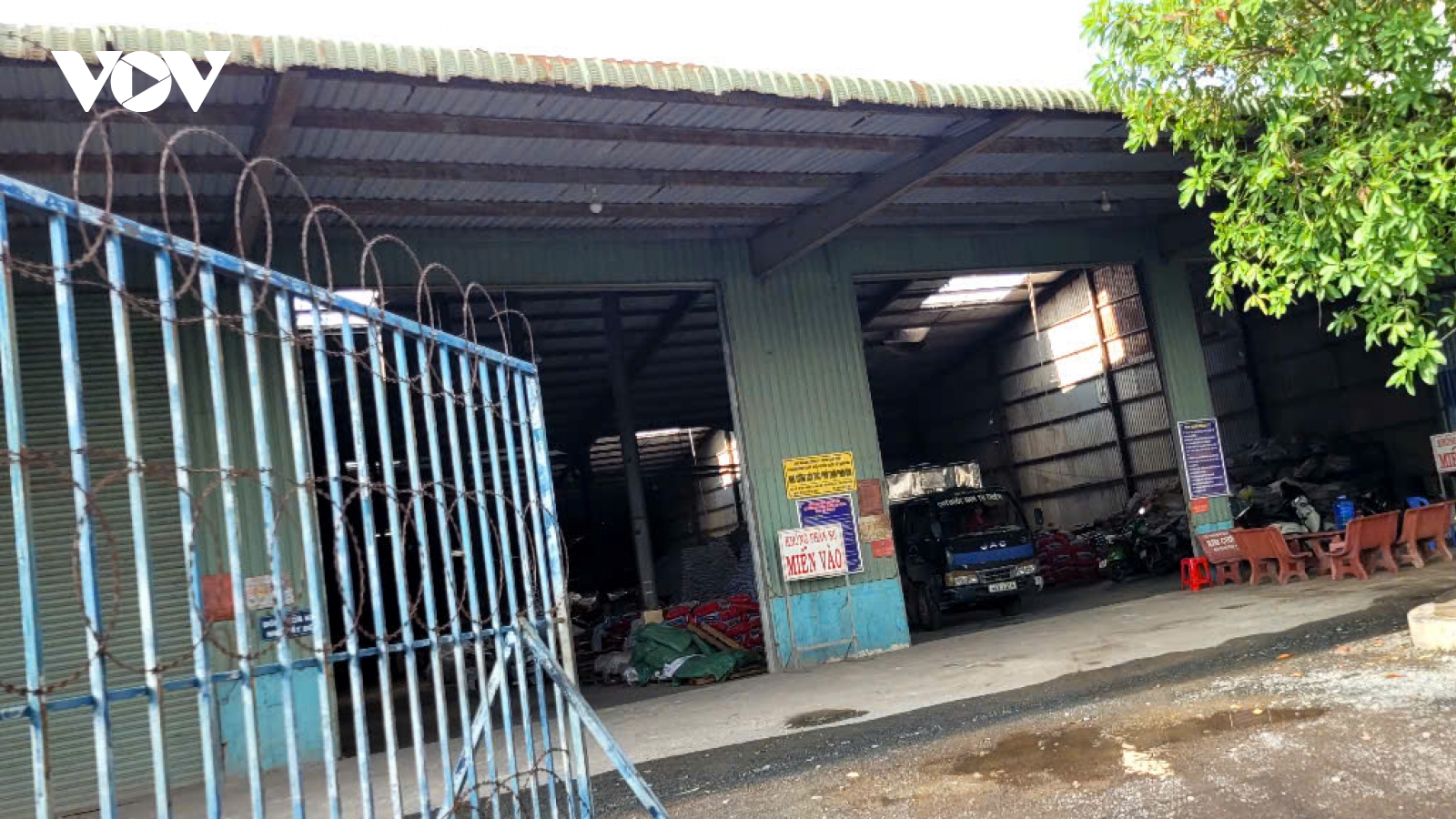 Cơ sở pha trộn phân bón bốc mùi làm đảo lộn cuộc sống người dân ở Tiền Giang