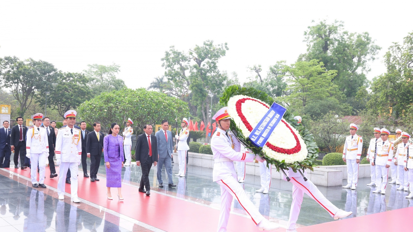 Thủ tướng Thái Lan Paetongtarn Shinawatra vào Lăng viếng Chủ tịch Hồ Chí Minh