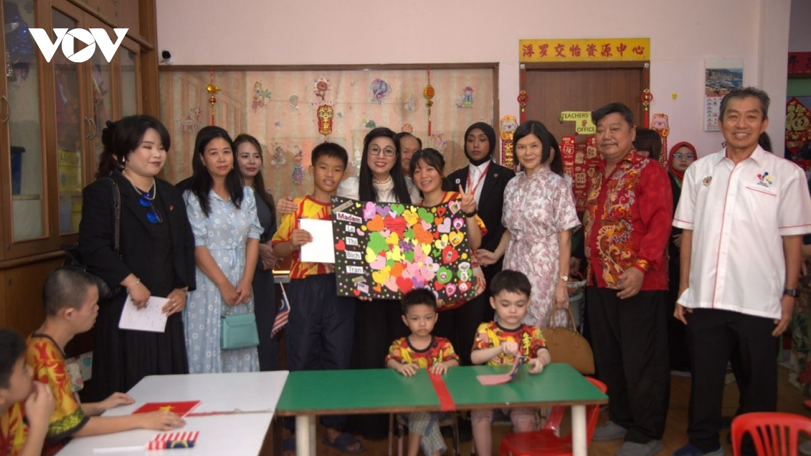 Phu nhân Thủ tướng thăm Trung tâm bảo trợ trẻ em Jing Sun