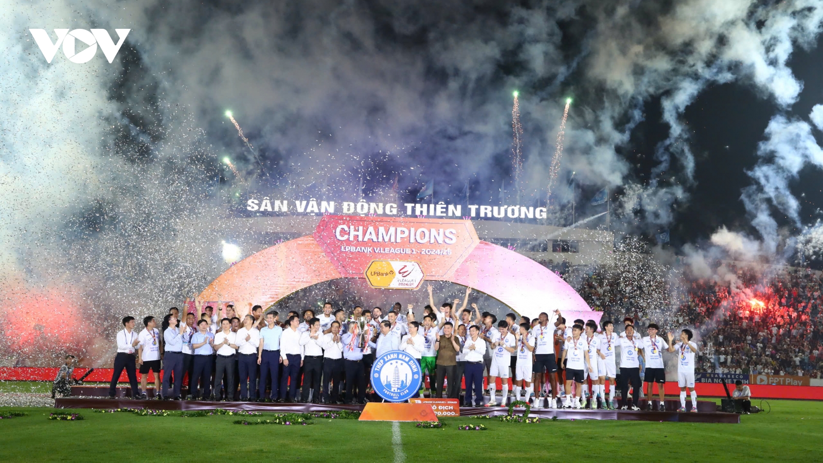 Bùng nổ cảm xúc khoảnh khắc CLB Nam Định nâng cúp vô địch V-League 2024/2025