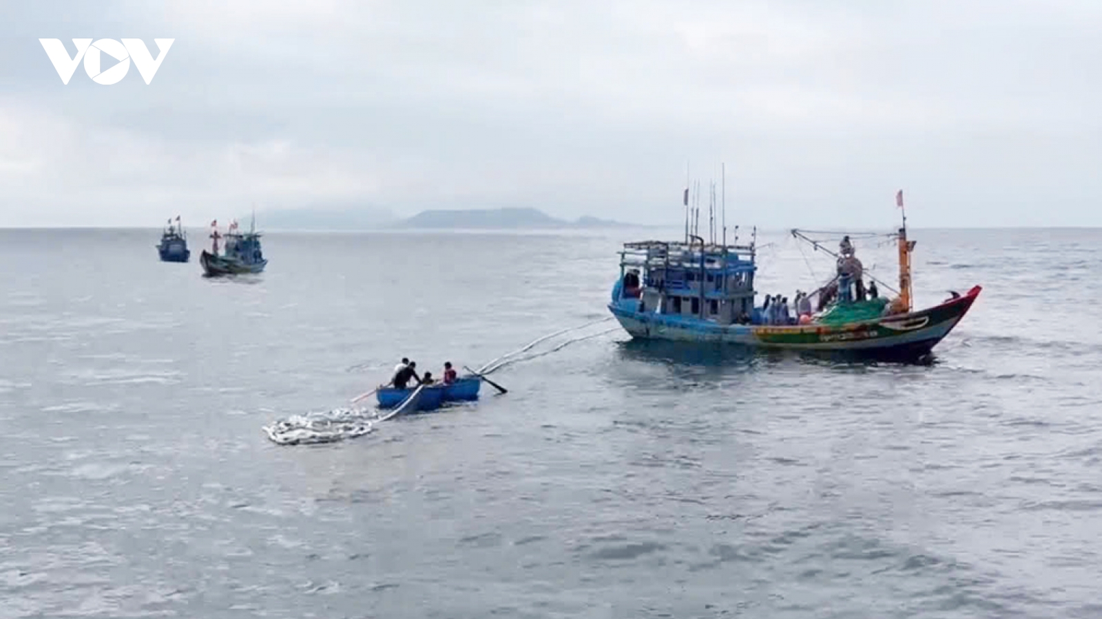 Tàu cá Quảng Ngãi bị chìm, 11 ngư dân được tàu cá khác cứu vớt