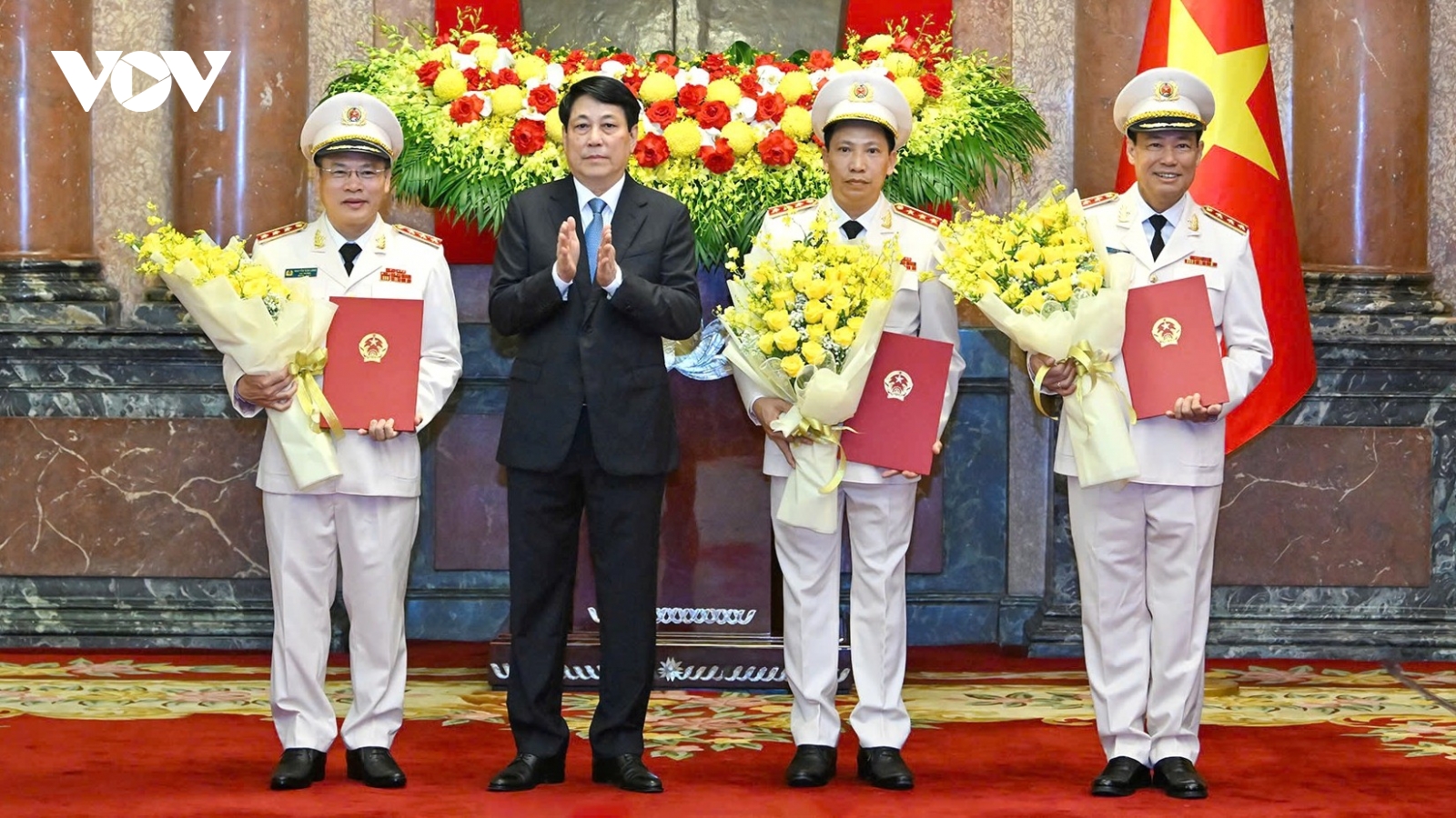 Chủ tịch nước trao quyết định thăng hàm Thượng tướng cho lãnh đạo Bộ Công an