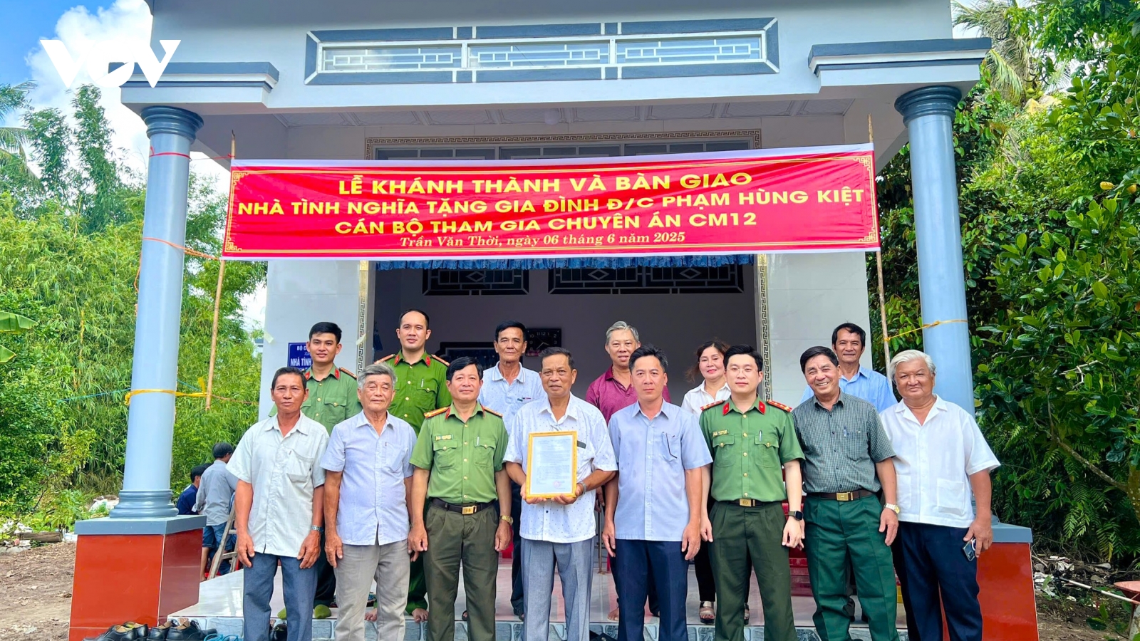 Cà Mau bàn giao nhà tình nghĩa cho thân nhân liệt sĩ công an