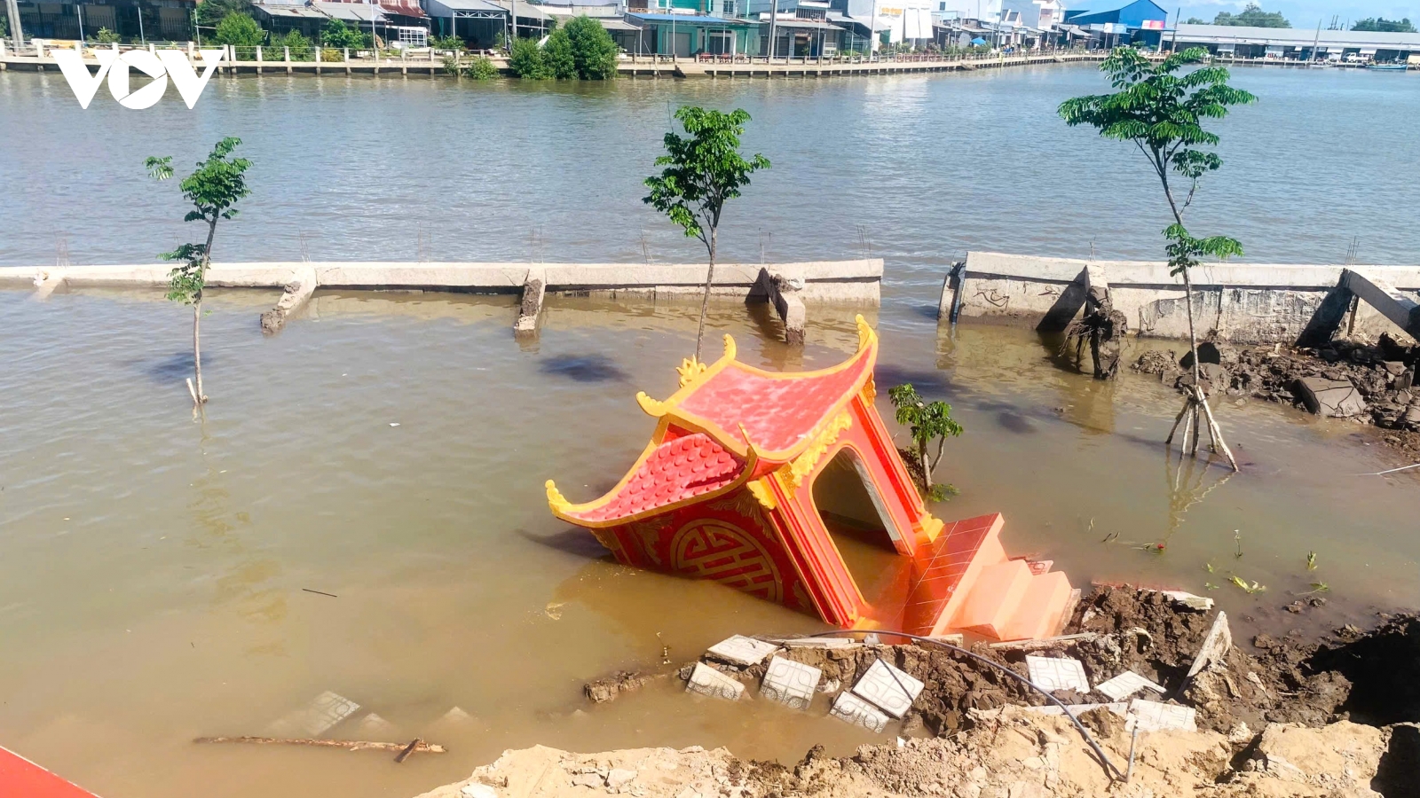 Sạt lở ảnh hưởng Miếu bà Thủy Long, Cà Mau
