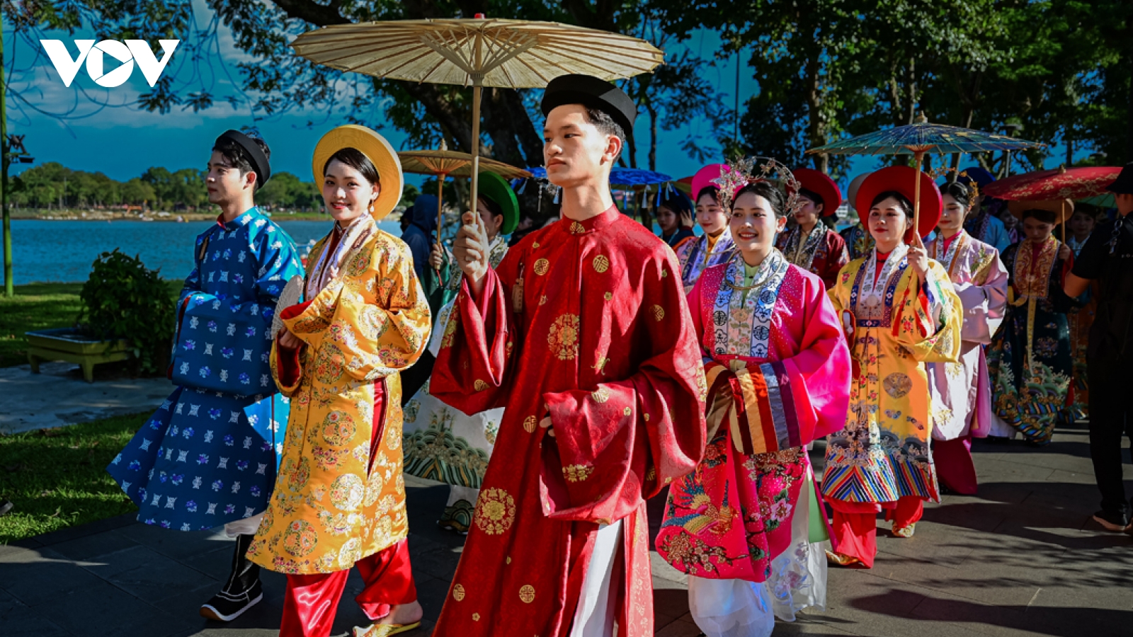 Việt phong hội tụ: Cuộc diễu hành Việt phục lớn nhất tại Huế