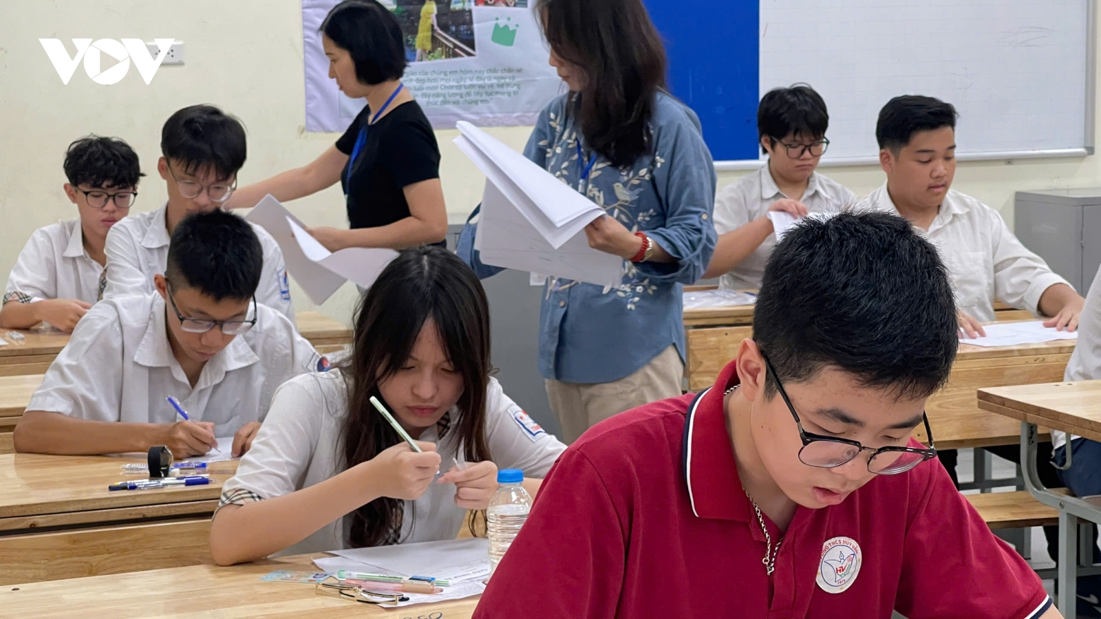 103.000 thí sinh Hà Nội bước vào môn thi đầu tiên kỳ thi vào 10
