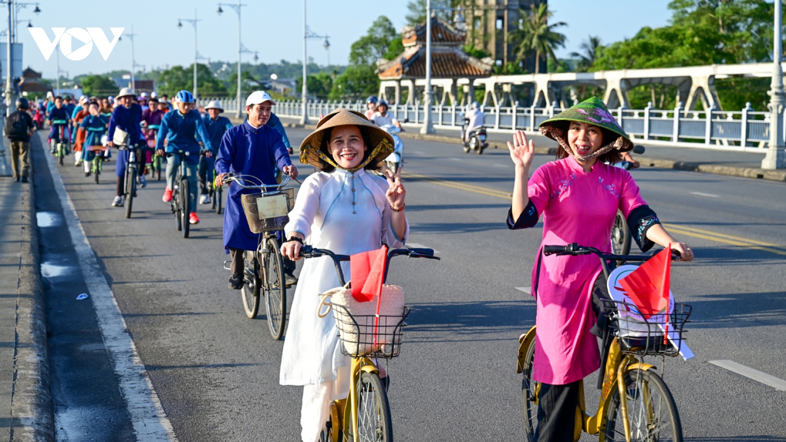 300 tà áo dài tỏa sáng trên phố Huế trong sự kiện đạp xe vì môi trường