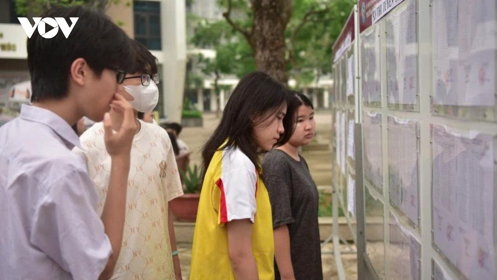Hôm nay (6/6), gần 104.000 thí sinh của Hà Nội làm thủ tục dự thi vào lớp 10