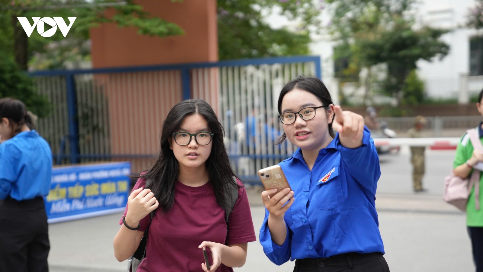 Những thí sinh đầu tiên đã có mặt làm thủ tục thi vào lớp 10 tại Hà Nội