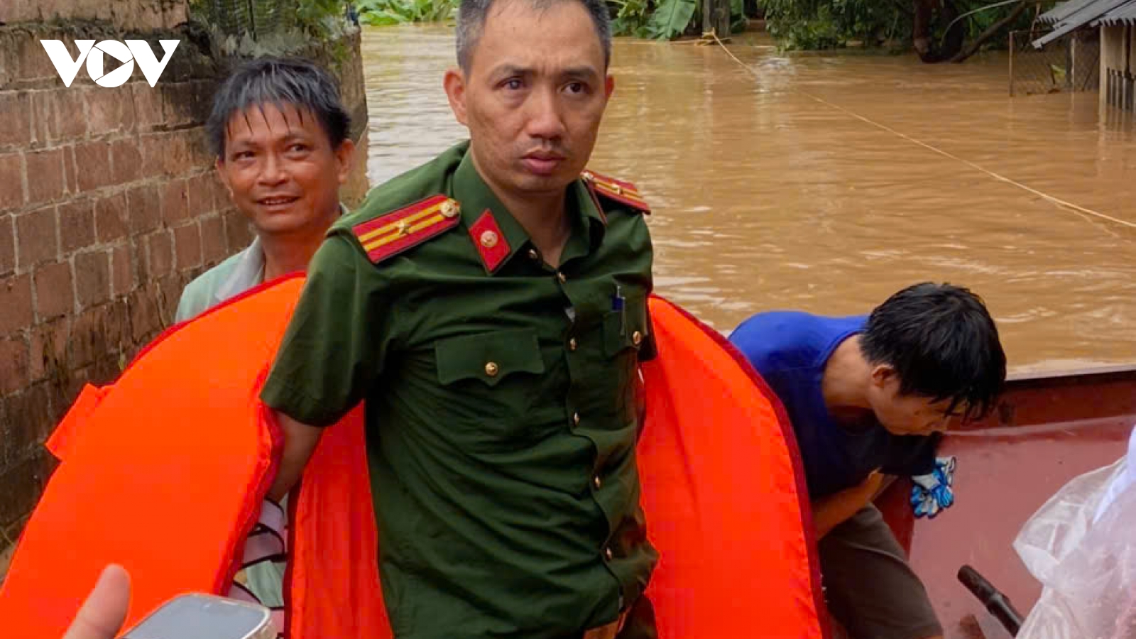 Mưa lũ, ngập lụt phải di dời hàng trăm người dân trong đêm
