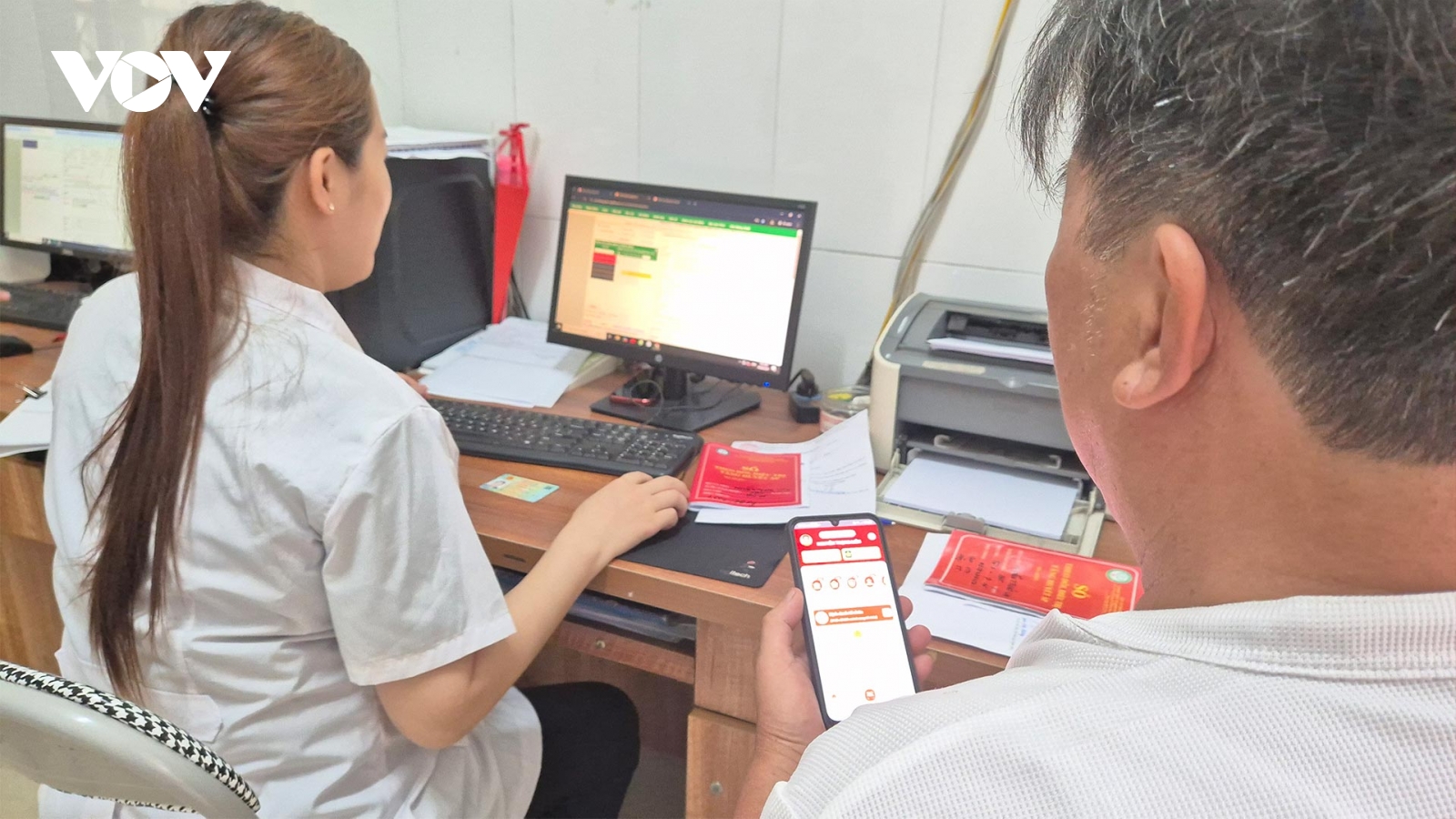 Người dân nói gì khi sử dụng Sổ sức khỏe điện tử trên ứng dụng VNeID?