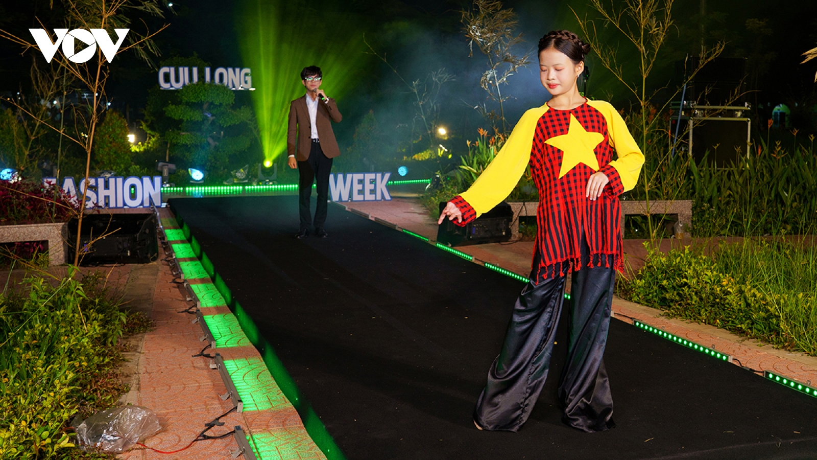 Tái hiện “Phiên chợ âm dương” xứ Kinh Bắc tại show thời trang xứ Tây Đô