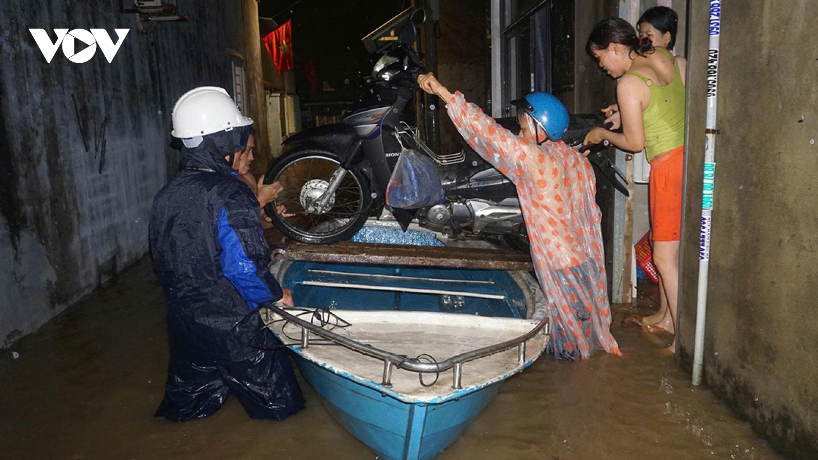 Mưa lớn do bão số 1, nhiều khu vực ở Đà Nẵng ngập sâu