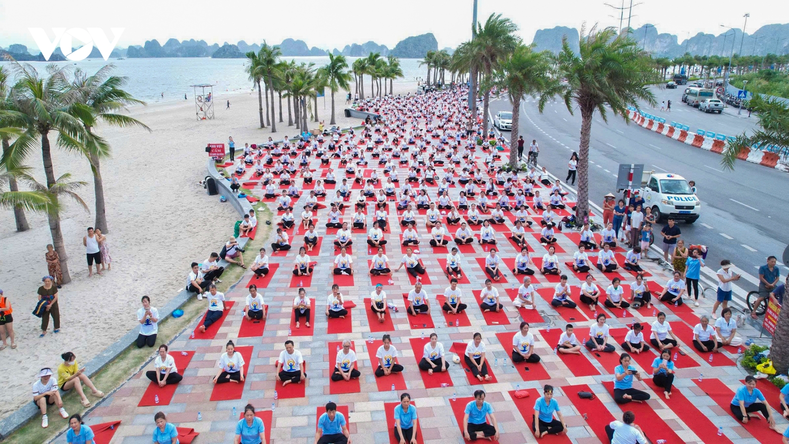 1.000 người đồng diễn Yoga bên bờ vịnh Hạ Long
