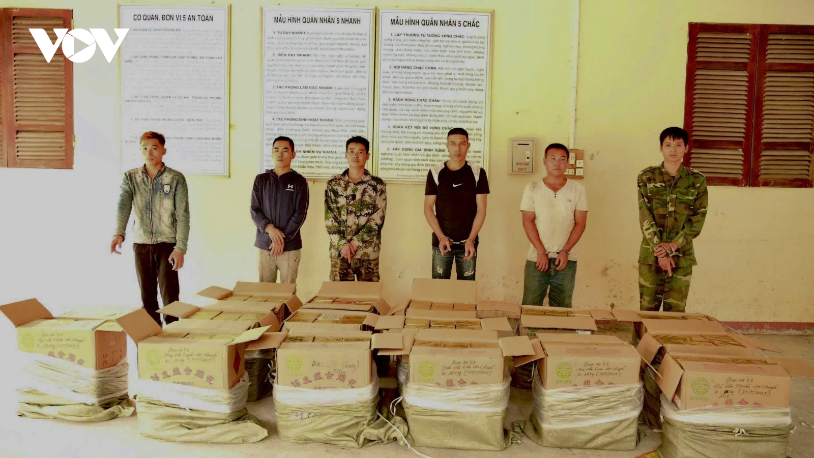 Bắt giữ 8 đối tượng, thu giữ hơn 400kg pháo nổ nhập lậu