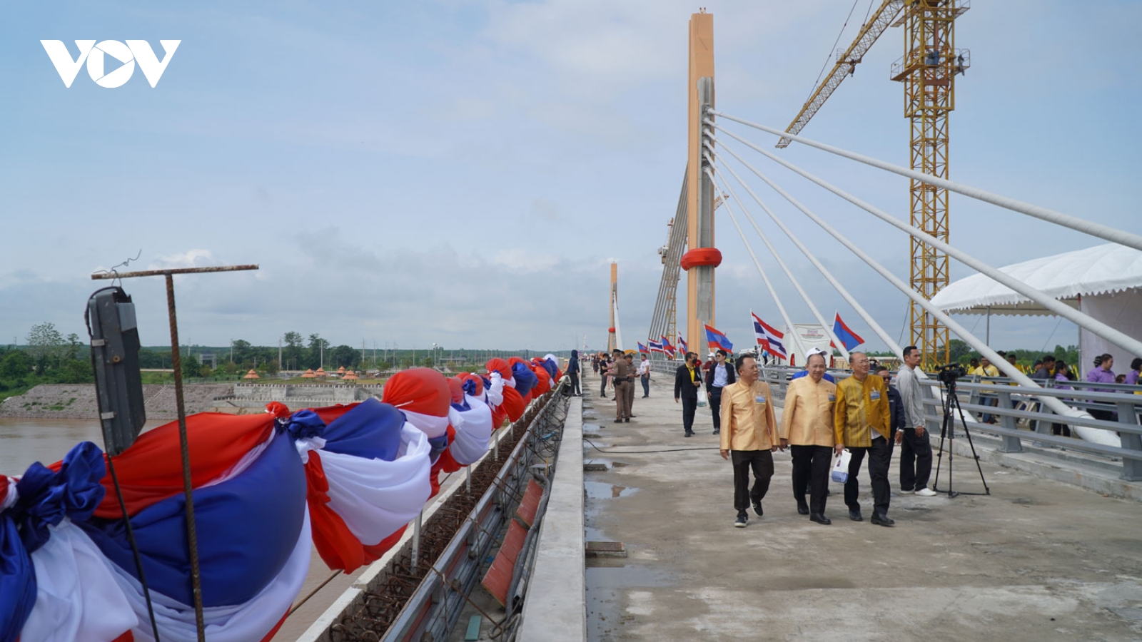 Hợp long cây cầu kết nối đường bộ ngắn nhất từ Thái Lan về Việt Nam