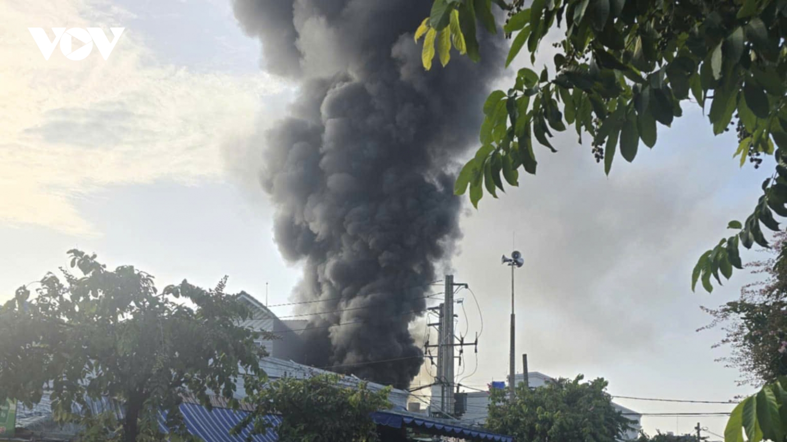 Cháy tại một trung tâm tiệc cưới ở TP.HCM, giao thông ùn tắc nghiêm trọng