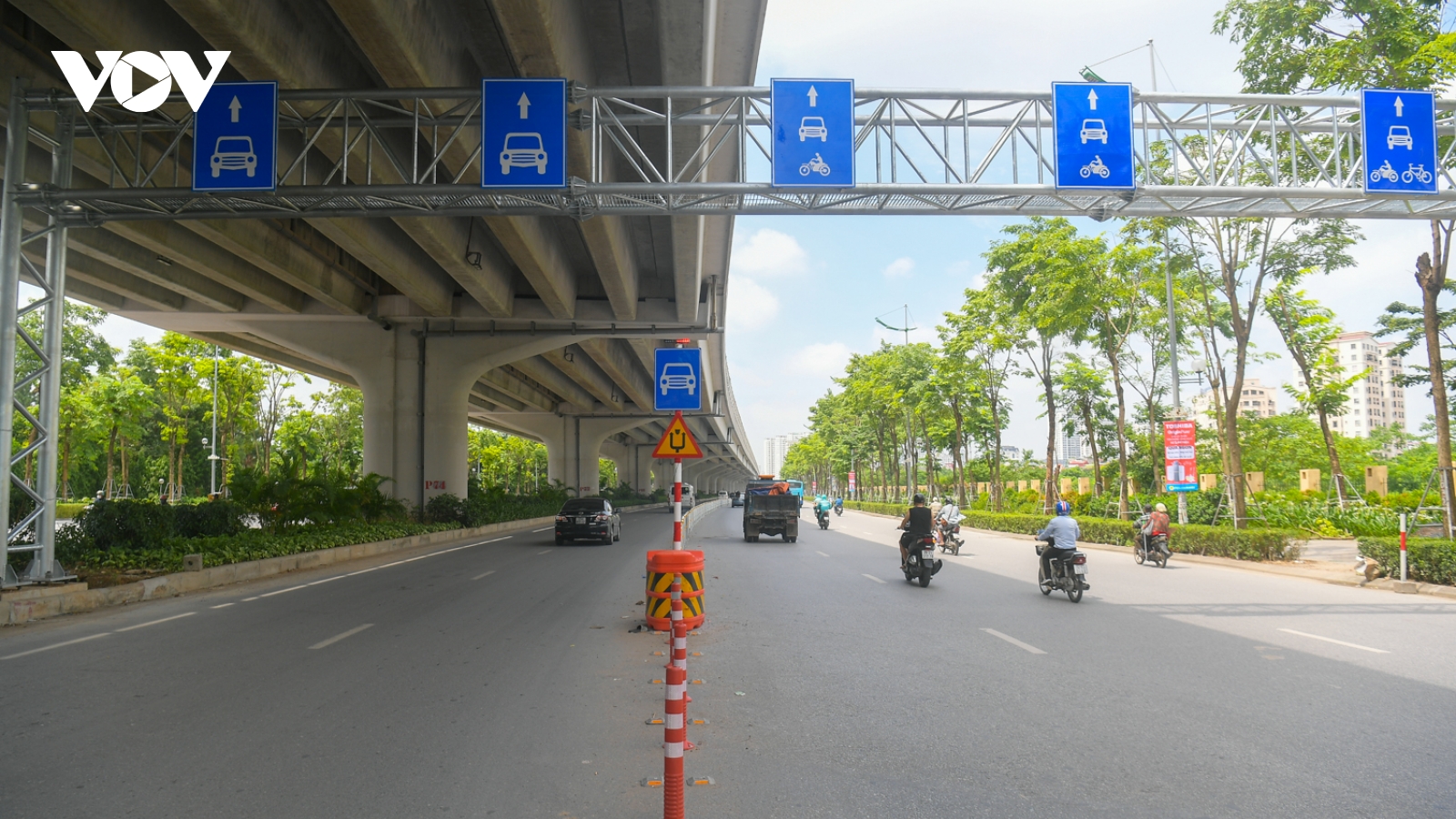 Hà Nội tổ chức giao thông đường Phạm Văn Đồng gây bất ngờ cho người dân