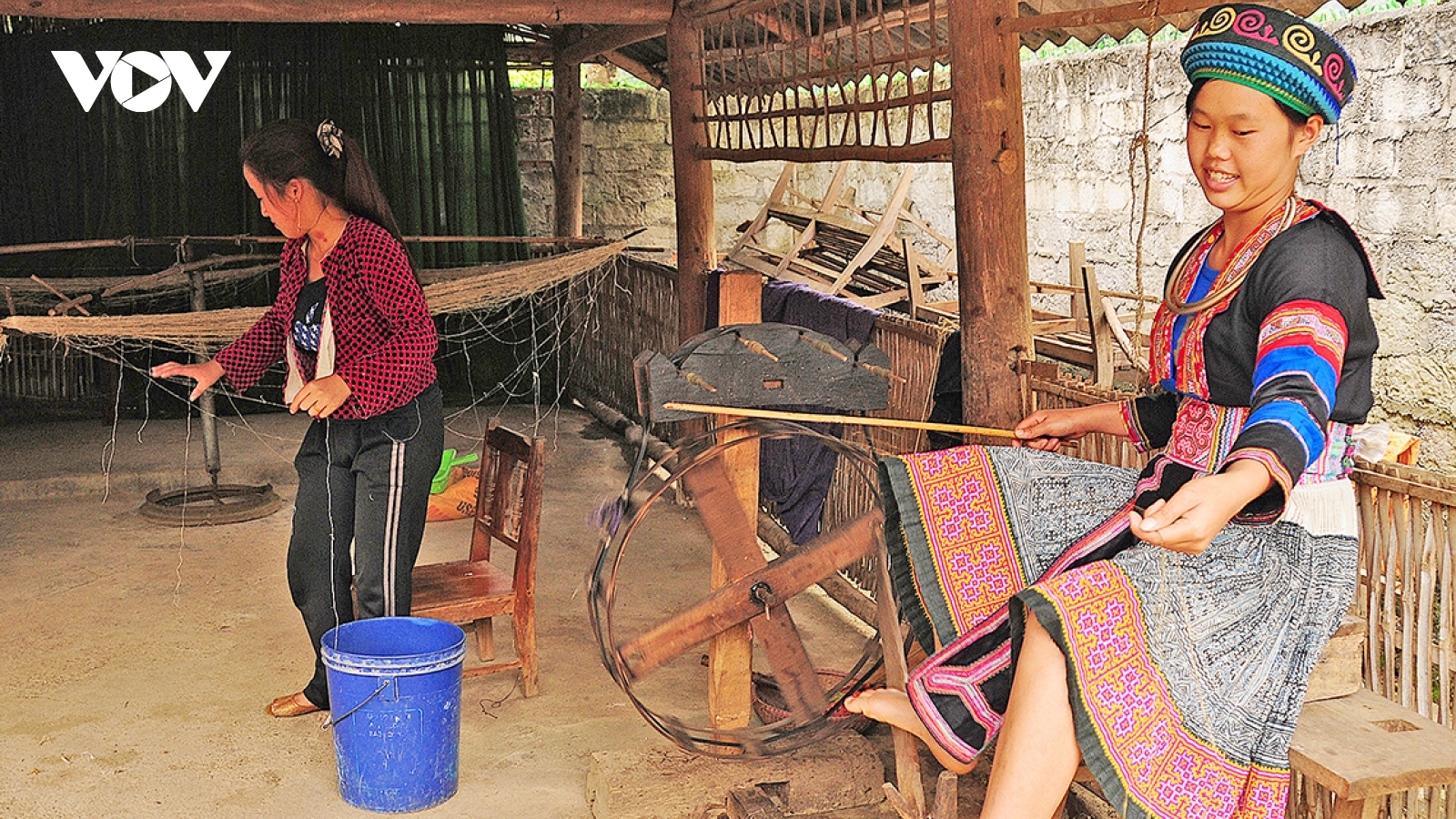 Đặc sắc nghề dệt vải lanh của người Mông trên cao nguyên đá Đồng Văn