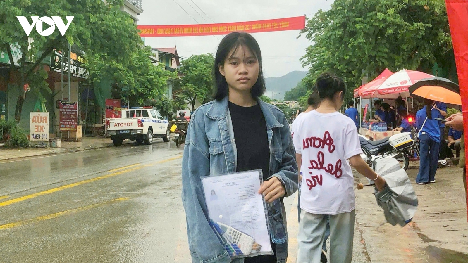 Nữ sinh ở Điện Biên lặng lẽ đội tang cha, gạt nước mắt đi tốt nghiệp THPT