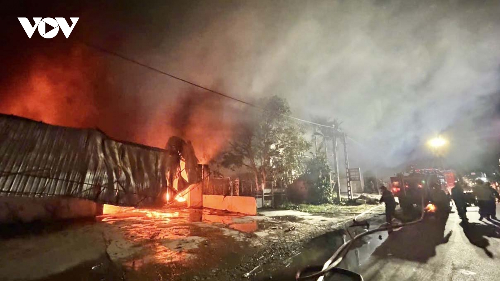 Cháy 1.200m2 nhà xưởng của 5 công ty ở Tứ Kỳ, Hải Dương