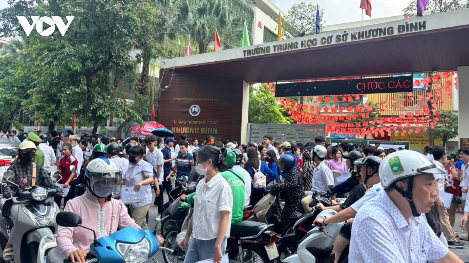 Thí sinh, phụ huynh ùa ra như “vỡ tổ” khiến giao thông tại điểm thi tắc nghẽn