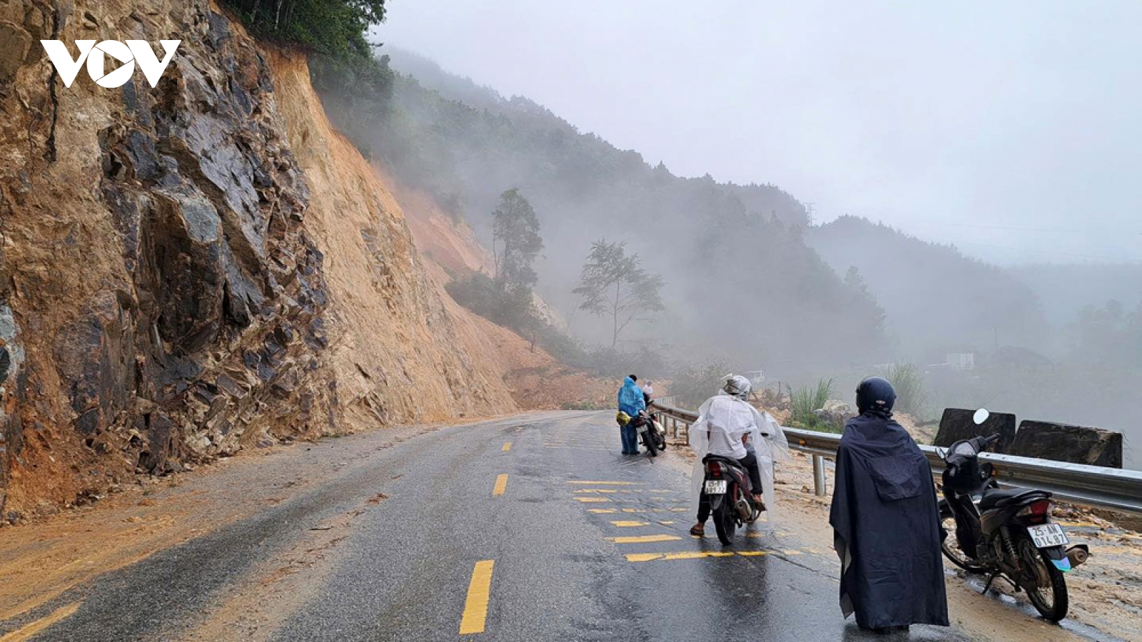 Quốc lộ 4D tiếp tục sạt lở, tạm thời chia cắt Lai Châu và Lào Cai