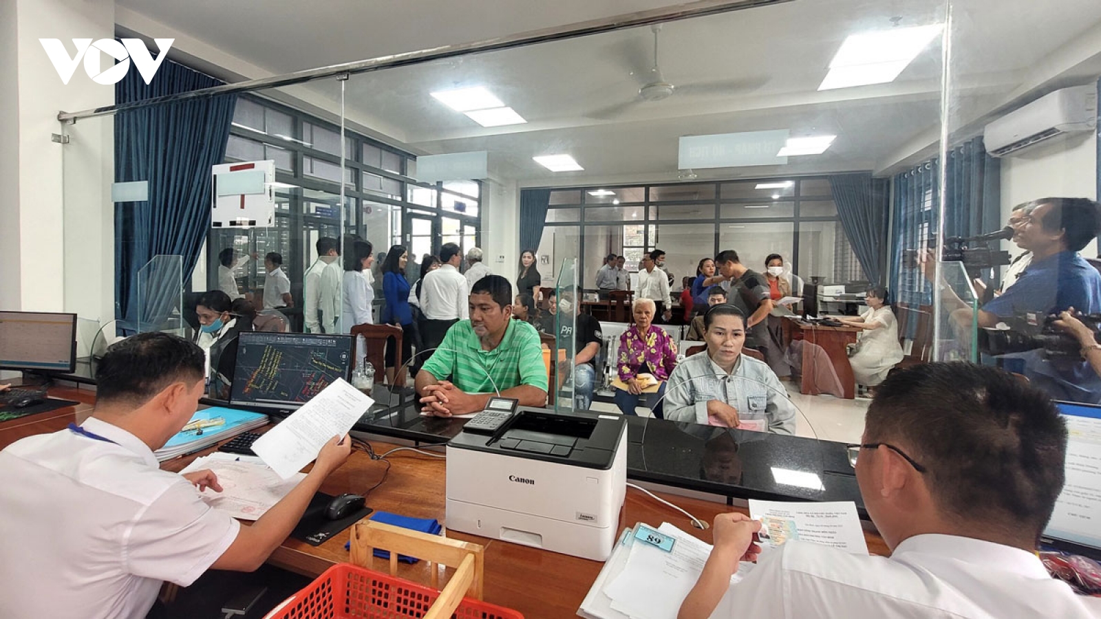 Giấy tờ cá nhân, đất đai có cần đổi sau hợp nhất tỉnh?