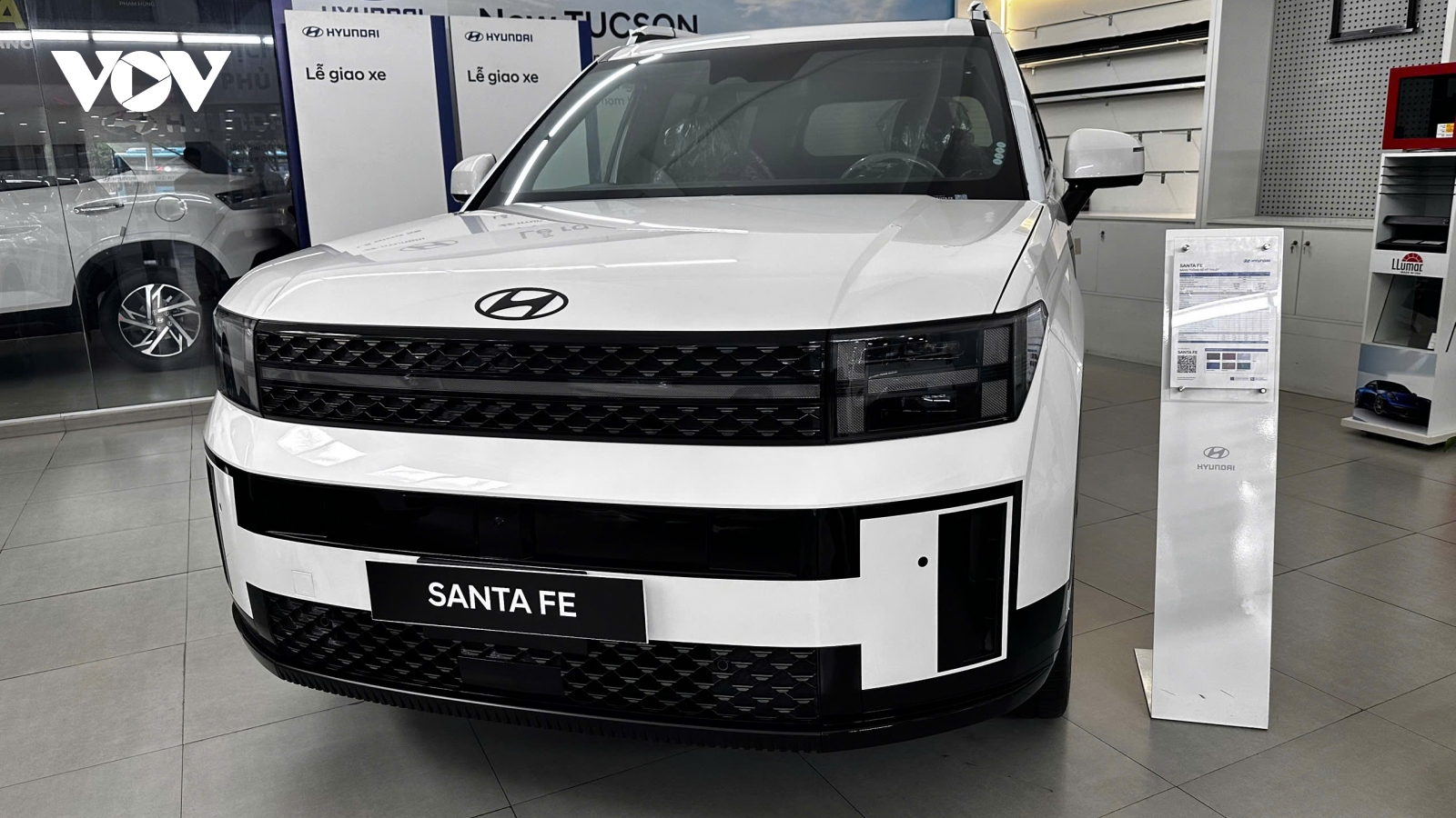 Hyundai Santa Fe lần đầu tiên có giá ngang mẫu SUV cỡ C