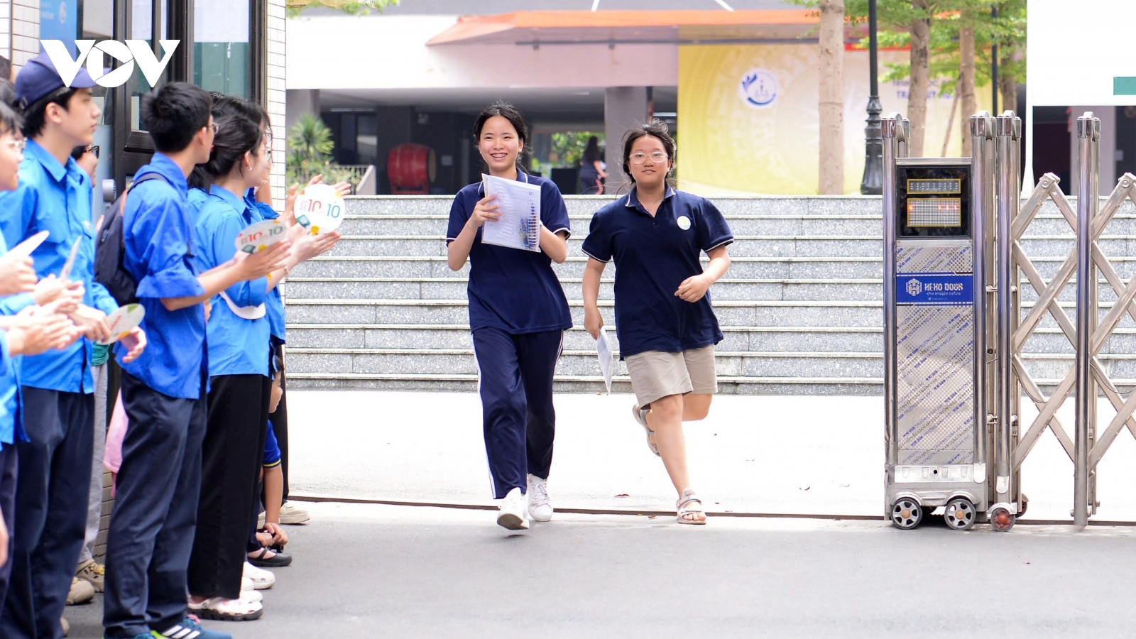 Cuộc đua vào trường chuyên Hà Nội khép lại, thí sinh vui vì cố gắng hết mình