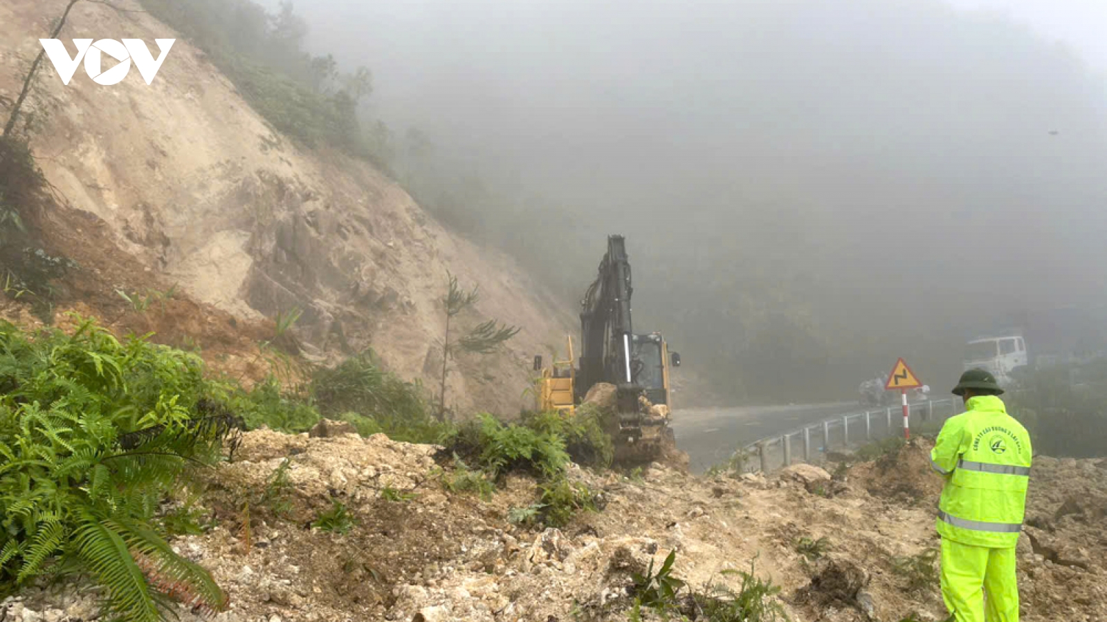 Sạt lở trên Quốc lộ 4D, giao thông giữa Lai Châu và Lào Cai tạm thời chia cắt