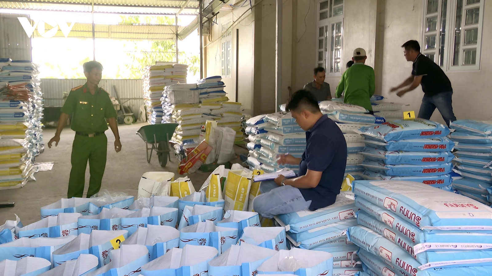 Phát hiện hơn 37 tấn thức ăn tôm giả tại Bạc Liêu