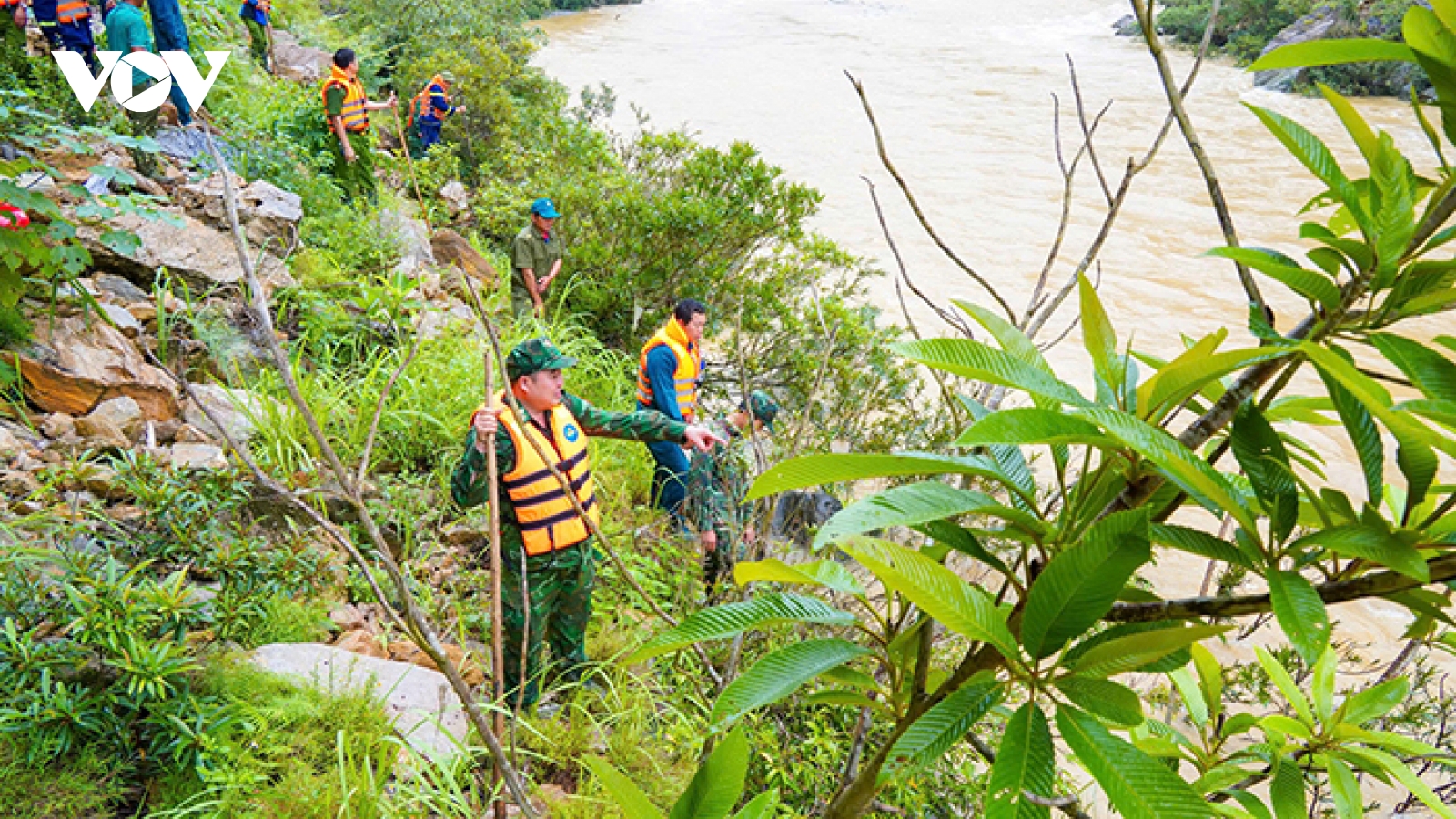 Khẩn trương tìm kiếm 2 nạn nhân mất tích trên sông Chảy
