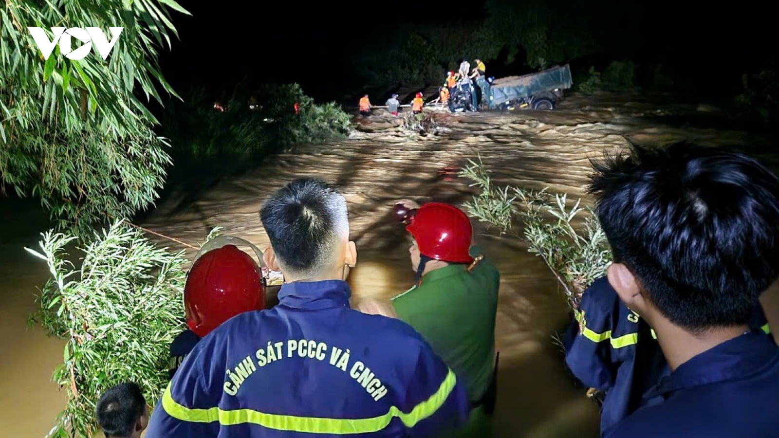 Cứu hộ 4 người dân mắc kẹt trong dòng nước lũ ở miền núi A Lưới